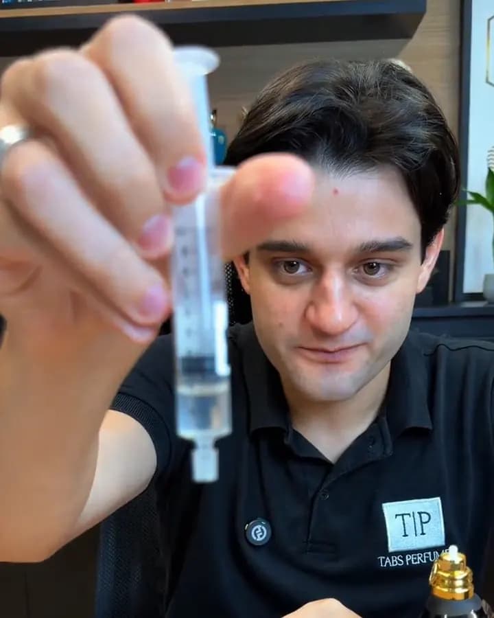 Gabriel mostra a seringa com 2 ml de perfume